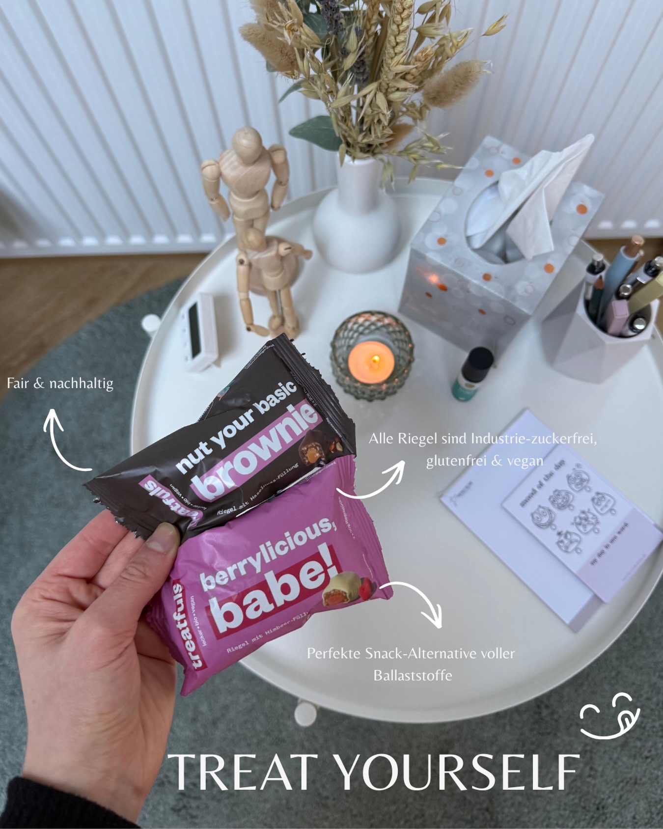 WERBUNG | TREAT YOURSELF 🩷🤤 Der perfekte Snack für zwischendurch und ein kleiner Glimmermoment. 

Da ich die meiste Zeit in der Praxis oder am Schreibtisch verbringe, brauche – und liebe – ich einen guten Snack, der mich zuverlässig begleitet, Energie gibt und sich gut anfühlt. Und dabei ist er genauso vielseitig wie die Sorten selbst.

Die Riegel von @enjoytreatfuls sind für mich genau das:

✨ fair & nachhaltig
✨ industrie-zuckerfrei, glutenfrei & vegan
✨ wertvolle Ballaststoffe
✨ aus ganzen Datteln: Kein Blutzucker-Peak dank Ballaststoffen.

Mit meinem Code: NICOLE15 kannst du 15% auf deine Bestellung sparen und dich durch das Sortiment snacken. 

Perfekt für zwischendurch, wenn der Körper Energie braucht und der Kopf eine kleine Pause.
Ein Reminder: Selbstfürsorge darf leicht sein – und auch richtig gut schmecken. 🌿

#snacks #vegan #healthysnacks #food #littlejoy