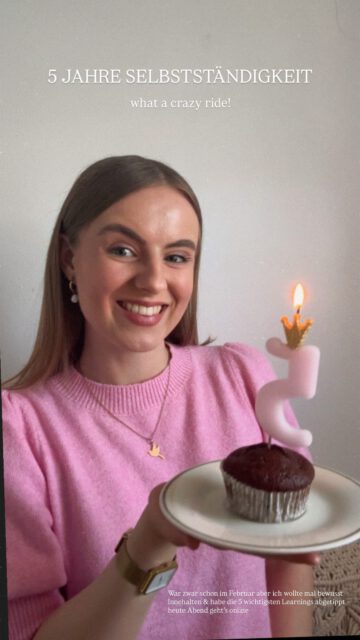 5 JAHRE SELBSTSTÄNDIGKEIT – what a crazy ride! ✨

Als ich vor fünf Jahren gestartet bin, hätte ich nicht erahnen können, wo ich heute bin und was sich in dieser Zeit alles entwickeln würde.
Ich bin ahnungslos gestartet und habe mir alles Jahr für Jahr und Schritt für Schritt aufgebaut – mir alles selbst beigebracht. Am Anfang noch teilweise angestellt, parallel im Fernstudium.

War es eine leichte Zeit? Definitiv nicht.
Wollte ich es mehr als alles andere? Absolut.
Hatte ich tolle Menschen an meiner Seite? Hell yes – und ich bin so dankbar dafür. 🥹 Dachte ich am Anfang manchmal: „Oh Gott, was tue ich da?“ Jap.

Auch wenn ich nicht wusste, was es wirklich bedeutet, diesen Schritt zu gehen, wusste ich immer, dass es mein Weg ist - ja auch mit chronischer Erkrankung. Und dieser eine Schritt hat alles verändert.

Er hat eine Power in mir geweckt, die ich vorher nicht kannte – eine Kraft, die mich durch all die Phasen getragen hat: die guten und die herausfordernden.
Ich bin immer wieder hingefallen, habe alles verflucht und mich gefragt: Warum mache ich das eigentlich? 

Ich will hier nichts romantisieren. Denn dieser Weg bringt auch viel Verantwortung mit sich: Ausfälle bei Krankheit, Vorsorge, die man alleine trägt.

Und genau dann erinnere ich mich daran: Es ist mehr als nur Selbstständigkeit. Dahinter steckt meine Leidenschaft, Menschen zu begleiten. All die Stunden in der Praxis, mit all den Menschen, den Veranstaltungen, den Angeboten, den Gesprächen und dem Austausch – das ist unbezahlbar. Und das trage ich für immer in meinem Herzen. 🥹

Würde ich mich wieder für diesen Weg entscheiden? JAAA! All das ist nur möglich durch die Menschen, die mir tagtäglich ihr Vertrauen schenken. 

Meine 5 wichtigsten Learnings der letzten Jahre:

• Deine mentale Gesundheit steht immer an erster Stelle. Trust me.
• Pausen sind kein Luxus – sie sind Teil deines Erfolgs.
• Fokus is everything. Wenn du alles gleichzeitig machen willst, wirst du nichts wirklich gut machen – vor allem dir selbst nicht gerecht werden.
• Bleib dir und deinen Werten treu – Mach dein Ding! Es wird immer Menschen geben, die kopieren oder reden. 👇🏼

#selbstständig #dreambig #selfemployed empowerment