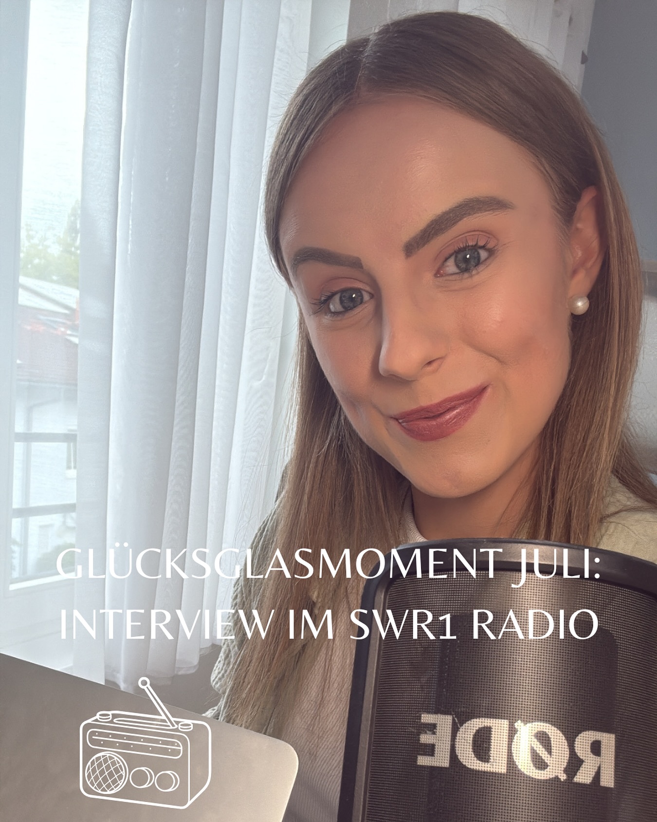 GLÜCKSGLASMOMENT IM JULI ✨

Vor zwei Wochen habe ich eine Anfrage vom SWR1 Radio bekommen, ob ich Lust hätte, in einem Interview über das Thema Tagebuch schreiben zu sprechen.

Für alle, die mich hier schon länger begleiten, ist klar: Ich LIEBE Journaling – und lasse es immer wieder in meine Praxis einfließen.

Umso größer war die Freude über diese unglaublich schöne Anfrage. 

Ich bin einfach nur dankbar, das erleben zu dürfen. Es ist für mich alles andere als selbstverständlich – und war eine ganz wunderbare Erfahrung. 🥹

Einmal mehr ein Schritt raus aus der Komfortzone. Und natürlich wird dieser Moment auch in meinem Journal verewigt. ✨

Hast du mich im Radio gehört? Schreib’s mir gerne in die Kommentare! 🤭

#psychology #psychologie #radio #interview #journaling #interviewing #tagebuchschreiben #tagebuch #pinchme  #thankful #comfortzone #news #dreambig #visionboard