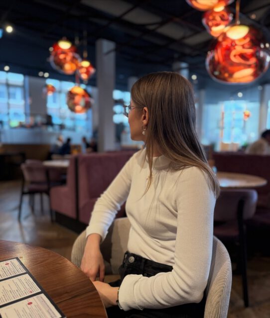 Ein paar ehrliche Worte (okay vielleicht sehr ehrlich). 

Dieses Jahr war anders. Ich blicke mit einem lachenden und einem weinenden Auge auf die letzten Monate.

Ich sehe ganz viele Glücksmomente voller Freude, Liebe, und Dingen, die sich auf eine wunderschöne Art und Weise ergeben haben vor mir und zugleich auch den Schmerz, der in den Monaten steckt.

Gesundheitlich bzw. körperlich war es mit eines der forderndsten Jahre. Zig Arztbesuche, Behandlungen, MRTs, Fehldiagnosen – ja das beschreibt es ganz gut. Es hat mich an meine Grenzen gebracht, mich mit meinen Ängsten konfrontiert und mich immer wieder aus meiner Komfortzone geschubst. 

Diese Monate waren so unheimlich intensiv und zugleich so wichtig, denn so schmerzlich sie auch waren, haben sie mich daran erinnert, wieder bewusst zu FÜHLEN und auf mich zu vertrauen. Sie haben mich an meine Mission erinnert und warum ich hier bin. Warum ich meine Arbeit so sehr liebe. ✨ 

Ich lebe meine Berufung und doch durfte ich auch spüren (nämlich mal nicht denken ;)), dass noch etwas tief in mir schlummert, das ich lange zurückgehalten habe. 

Ich habe dem noch keinen Ausdruck gegeben, weil es die Zeit nicht zugelassen hat, weil andere Dinge immer wichtiger waren. Weil … ja, warum eigentlich? 

Zwischen meiner Rationalität gewinnt jetzt genau dieses Gefühl. Ob es verrückt ist? Vielleicht. 

Ob ich dem Anteil Ausdruck verleihen werde? Hell yes! 

Ich weiß, dass es ein aufregendes und zugleich unheimlich schönes Kapitel wird. Weil es Verbindung schafft zu all dem was schon da ist. 

Ich möchte nicht mehr warten, denn das Leben ist viel zu kurz dafür. 

Und was soll ich sagen: diese Erkenntnis hat alles verändert, hat die letzten Monate in in ein anderes Licht gerückt. Und warum? Weil ich mir erlaubt habe, ehrlich hinzuschauen. Also so wirklich. 

Jetzt fühlt es sich genau richtig an – und genau deshalb muss ich es teilen. 

Wenn du diese Worte liest, ist das vielleicht auch dein Reminder. Denn das hier ist dein Leben. Jetzt. Wie ehrlich bist du wirklich mit dir und dem was du wirklich möchtest? 🤎 

#psychology #healing #healingjourney #trusttheprocess #chronic #anxiety #realtalk #writing #recap #strength #believe