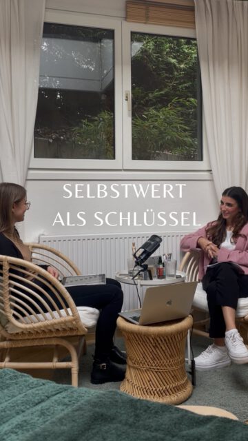 Vor einigen Wochen war die liebe @valerijakurz.therapeutin in meinem Podcast „Heute schon gelebt?“.
Die Folge ist nun gestern online gegangen und wir haben über das große Thema systemische Therapie und die Schlüsselrolle des Selbstwerts gesprochen. 🔑
Valerija ist Sozialpädagogin, systemische Therapeutin und in eigener Praxis tätig.
Wir sprechen über:
🕊 … die systemische Therapie und ihren Ansatz
🕊 … warum der Selbstwert so zentral ist
🕊 … Bindungsmuster und weshalb sie sich oft wiederholen
🕊 … warum Nähe für viele gleichzeitig das ist, was sie sich wünschen – und was sie am meisten verunsichert
In meinen Podcast findest auf Spotify und Apple Podcast. 🎧 Höre doch gleich mal rein.
#podcast #podcasting #systemischetherapie #therapy #selbstwert