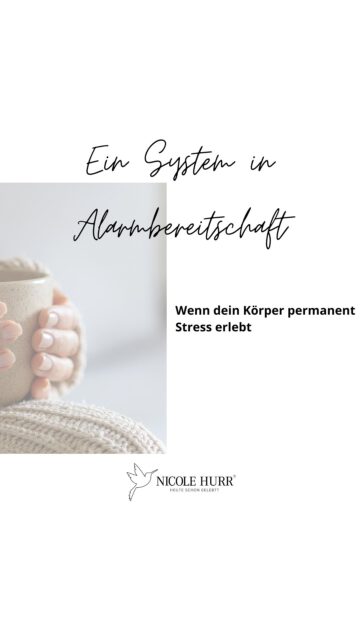 EIN SYSTEM IN ALARMBEREITSCHAFT 🚨

Wenn dein Nervensystem im Alarmmodus ist,
fühlt sich Entspannung nicht sicher an.

Dein System denkt:

„Jetzt nicht. Die Gefahr ist zu groß. Bleib wachsam.“

Dann bedeutet Ruhe nicht Erholung,
sondern Kontrollverlust.

➡️ Nicht, weil du es nicht kannst.
➡️ Sondern weil dein Körper gelernt hat, immer bereit zu sein. Handeln zu müssen. Wachsam zu bleiben. 

Erst wenn sich dein Nervensystem sicher fühlt,
kann echte Entspannung entstehen.

Und das ist kein Mindset-Thema. Hier beginnt Regulation. Regualtion die wirklich nachhaltig wirkt. 

#regulation #nervensystemregulieren #nervoussystem #stress #stressreliever