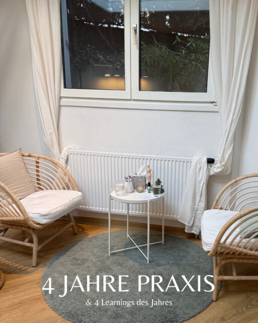 Ein weiteres Praxisjahr neigt sich langsam dem Ende zu – und damit auch das erste Jahr in den neuen und wundervollen Räumlichkeiten. 🥹

Ich blicke auf ein sehr ereignisreiches und lehrreiches Praxisjahr zurück. 

Gemeinsam haben wir hier in diesem sicheren Raum gesprochen, meditiert, geatmet und vor allem gefühlt. So viele Fortschritte durften entstehen – Wachstum, Tränen, Erfolgsmomente, Abschlussgespräche nach vielen Monaten Begleitung. All das miterleben und begleiten zu dürfen, ist für mich alles andere als selbstverständlich.

Ich durfte wieder ganz wundervolle Menschen begleiten – online, von überall auf der Welt, in der Praxis und im Walk & Talk Coaching. Besonders war dieses Jahr auch, weil ich im Rahmen meines Fernstudiums bzw. der Weiterbildung noch tiefer in die Psychologie eintauchen durfte. 

Das hat mir ermöglicht, viele Prozesse aus einer neuen, vertieften Perspektive zu betrachten. Unter anderem auch durch die Hospitationen. 

Vier Learnings aus der Praxis:

1. Es geht darum, Menschen wirklich zu sehen – in ihrer Individualität, mit ihren Themen und ihrer Geschichte. 

2. Ein Nervensystem findet Regulation in einem sicheren, gehaltenen Raum. Sicherheit ist die Basis jeder Veränderung.

3. Praxisaufbau ist kein Sprint, sondern ein Marathon. Wie auch in der Beratung zählen die kleinen Schritte – Step by Step, Day by Day.

4. Über den Körper finden wir zurück ins Fühlen.

Ich bin zutiefst dankbar für meine Klienten und für alles, was sich in diesem Jahr entwickeln durfte. Danke für euer Vertrauen in mich und meine Arbeit. Das weiß ich so zu schätzen! 

Ich freue mich schon jetzt auf das nächste Praxisjahr und auf alles, was es bereithält. Danke! ✨

Bis zum 07.01.26 befinde ich mich noch in der Winterpause und freue mich anschließend riesig über einen kraftvollen Start in das neue Praxisjahr! 

Erstgespräche sind bereits für Januar möglich. Bis ganz bald. 👋🏻

#praxis #psychology #beratung #learnings #proud