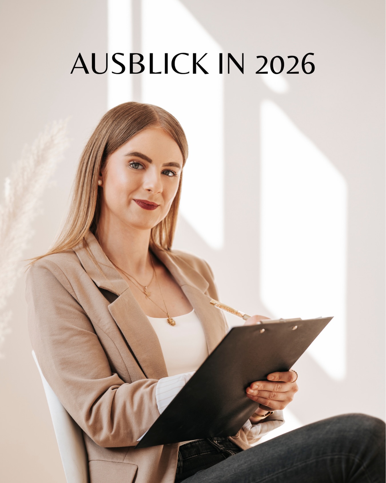 AUSBLICK IN 2026 ✨
Als ich mich letzte Woche mit meiner Ausrichtung für 2026 beschäftigt habe, kristallisierte sich für mich ein zentrales Wort heraus: Ehrlichkeit.
Was meine ich damit genau?
Ich habe für mich reflektiert, dass ich mir selbst im letzten Jahr in manchen Situationen nicht ehrlich gegenüber war und damit auch über meine eigenen Grenzen gegangen bin.
Gleichzeitig habe ich auch im beruflichen Kontext noch einmal deutlich gespürt, wie wichtig es für die Beratungsarbeit ist, ehrlich hinzuschauen.
Wirklich ehrlich mit sich selbst zu sein, sich den Raum zu geben und auch mal unangenehme Gefühle auszuhalten, öffnet einen Raum für mehr Tiefe.
Ich möchte noch ehrlicher hinschauen – bei mir selbst und in meiner Praxis. In diesem Zuge stehen beruflich auch einige Veränderungen an, die Raum für Neues schaffen und inneren Anteilen Ausdruck verleihen.💛
Außerdem warten wieder ganz wunderbare Events im Rahmen von @spaceforflow auf euch – der neue Eventkalender ist Anfang der Woche online gegangen.
Parallel befinde ich mich in der Endphase meiner Weiterbildung zur Heilpraktikerin für Psychotherapie. Yay! Das bedeutet, dass ich euch auch auf dem Weg in die Therapieausbildung mitnehmen werde.
Es wird ein spannendes und ganz besonderes Jahr. 🥹
Wie ehrlich bist du gerade mit dir selbst?
#psychology #beratung #preview #ehrlichkeit #honesty
