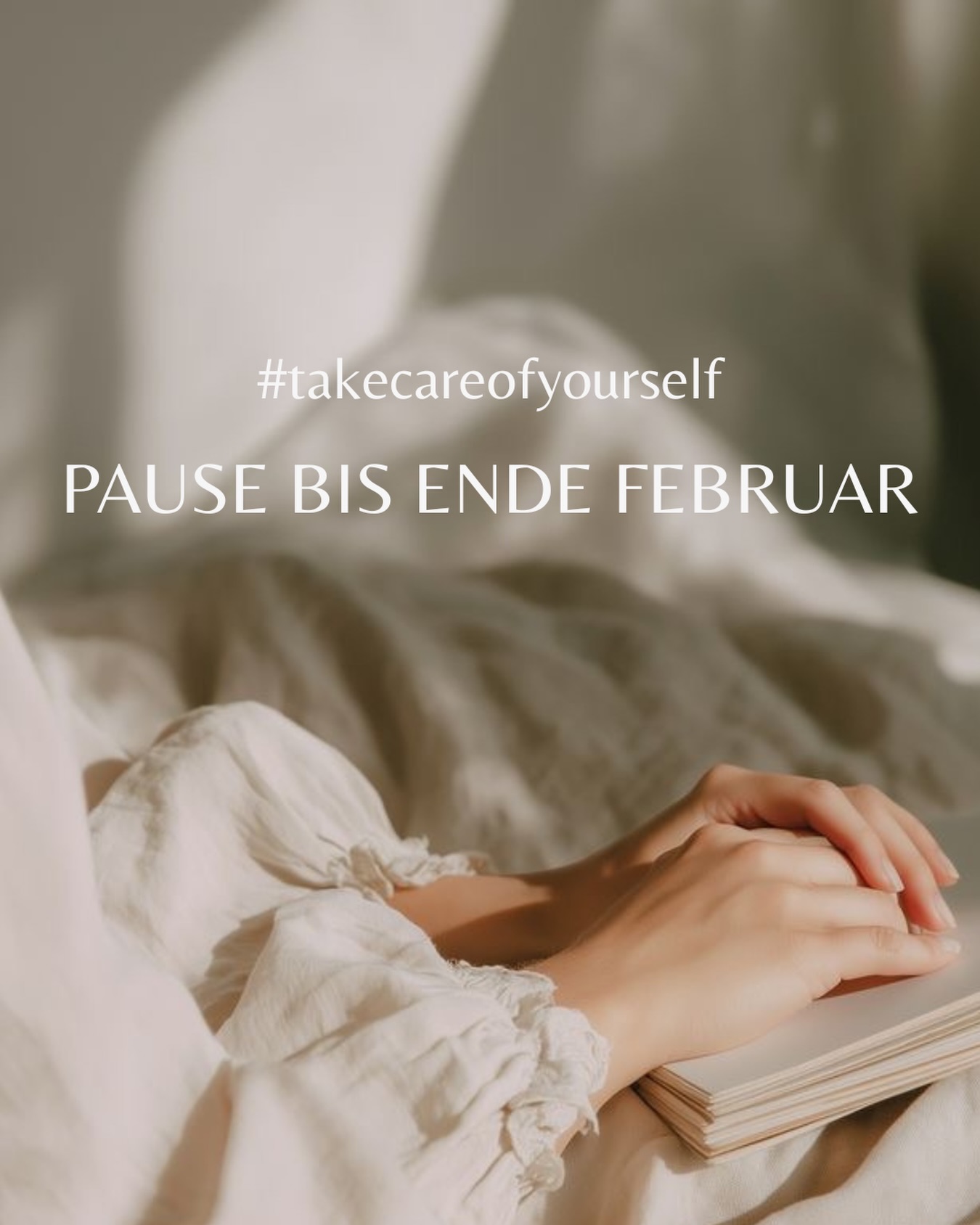 Die letzten Tage war es hier sehr still – und das hatte auch einen Grund. 

Chronische Schmerzen und Stress hinterlassen ihre Spuren und ich durfte einmal mehr erfahren, wie wertvoll und gleichzeitig fragil unsere Gesundheit ist.

Das letzte Jahr hat viel in mir bewegt und ich habe verstanden, dass ich nicht nur funktionieren möchte. In der Praxis steht die (mentale) Gesundheit an erster Stelle – und genau das ist auch das, was ich meinen Klienten immer wieder mit auf den Weg gebe. 

Und deshalb werde ich etwas tun, das ich mir so vielleicht nie erlaubt hätte: Ich werde bewusst eine Pause machen. Vier Wochen. 
Bis Ende Februar. Die Praxis bleibt in dieser Zeit geschlossen.

Ich werde mich aus allem herausnehmen und einfach sein. 

Ab Anfang März bin ich wieder regulär in der Praxis und freue mich euch wieder begrüßen zu dürfen. Hier und da werden wir uns sicher hören/sehen. 

Vielleicht ist das auch dein Reminder:
wirklich ehrlich mit dir selbst zu sein. Dir zuzuhören. Gut auf dich zu achten – und dich daran zu erinnern, dass wir nur dieses eine Leben und diese eine Gesundheit haben. ❤️‍🩹

#psychology #chronic #takecare #mentalhealth