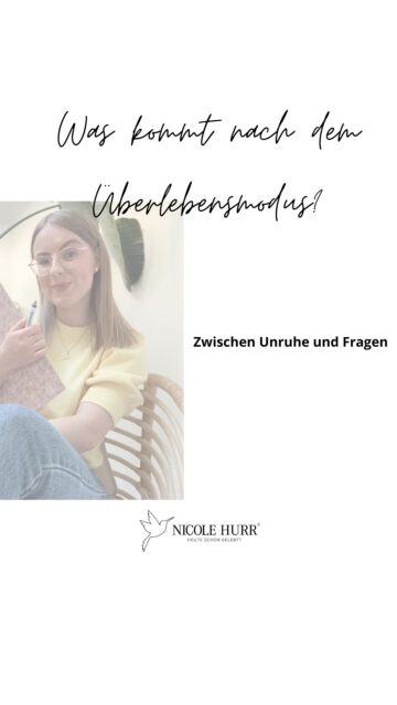 Was kommt nach dem Überlebensmodus, nach ständigem Funktionieren und immer Müssen … 

Da war zwar plötzlich Stille, aber irgendwie unangenehm- und Fragen über Fragen. 
 
Nämlich wer bin ich ohne Leistung? Was macht mich wirklich aus? Kam ich überhaupt noch in die Ruhe finden? Diese Fragen sind vollkommen normal. 

Wenn du dich über Monate oder sogar Jahre in einem Zustand des Funktionierens wiedergefunden hast, dann ist es nicht nur für deinen Körper und dein Nervensystem ungewohnt, plötzlich Ruhe zu spüren.

Sondern auch innerlich kann es herausfordernd sein.

Vor allem dann, wenn sich dein Selbstwert darüber aufgebaut hat, was du leistest.

Wenn du gelernt hast: Nur wenn ich etwas tue, bin ich wertvoll. Nur wenn ich funktioniere, bin ich liebenswert.

Und wenn all das plötzlich wegfällt – dann bleibt da oft erstmal eine große Frage:
Wer bin ich eigentlich, wenn ich nichts leiste?

Vielleicht fühlt sich genau das im ersten Moment fremd an. Ungewohnt. Leerer. Unsicher.

Und gleichzeitig bist du dir vielleicht genau in diesem Zustand näher, als du denkst.

Vielleicht darfst du gerade neu erfahren, wie sich innere Sicherheit anfühlen kann.
Wie es ist, nicht ständig etwas tun zu müssen, sondern einfach zu sein.

Ohne Leistung. Ohne Beweis. Ohne Funktion.

Am Anfang kann das ungewohnt oder sogar schwer sein.
Und das ist okay.

Gib dir und deinem System Zeit.
Du darfst in deinem eigenen Tempo gehen. 

Und vielleicht entdeckst du du dann Nuancen oder Aspekte an dir, die schon immer da waren, aber im Funktionieren keinen Raum hatten. 

#psychology #survivalmode #stressrelief #identity #overachiever