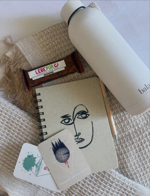 >> life lately 🌞☕️🍂

Weniger müssen. Mehr dürfen. Im Jetzt sein. Bewusst wahrnehmen. Annehmen, was ist. Im Prozess des Wandels. Loslassen, was nicht mehr trägt. Einladen, was nährt. Was die Seele berührt und zur Ruhe kommen lässt.
Leben passiert die ganze Zeit.