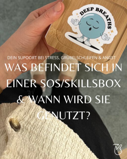 Vor einiger Zeit habe ich in der Praxis eine neue SOS-Box für meine Klienten zusammengestellt und möchte euch heute einen kleinen Einblick geben: Wofür kann eine SOS-Box genutzt werden und was befindet sich darin? 

Die Box kommt ausschließlich im Rahmen der psychologischen Beratung zum Einsatz. Denn auch hier kann sie eine wertvolle unterstützende Maßnahme sein: um Stress zu reduzieren, sich bewusst einen ruhigen Moment zu schaffen und besser bei sich bleiben zu können – beispielsweise in herausfordernden Situationen, vor einer wichtigen Prüfung oder einem Arzttermin.

Die SOS-Box in der Praxis dient als Inspiration und zum Ausprobieren. So können verschiedene Möglichkeiten kennengelernt und bei Bedarf Ideen für eine ganz persönliche SOS-Box für zu Hause gesammelt werden. 🌀

Kennst du die sogenannte Skillsbox und was darf bei dir nicht fehlen? 

#anxiety #stressrelief #angst #skills #nervoussystemregulation